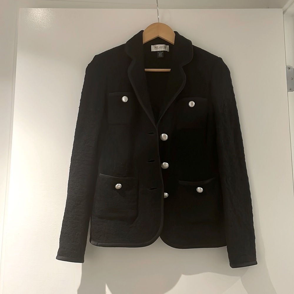 Beautiful St. John jacket size 2 in excellent condition!
